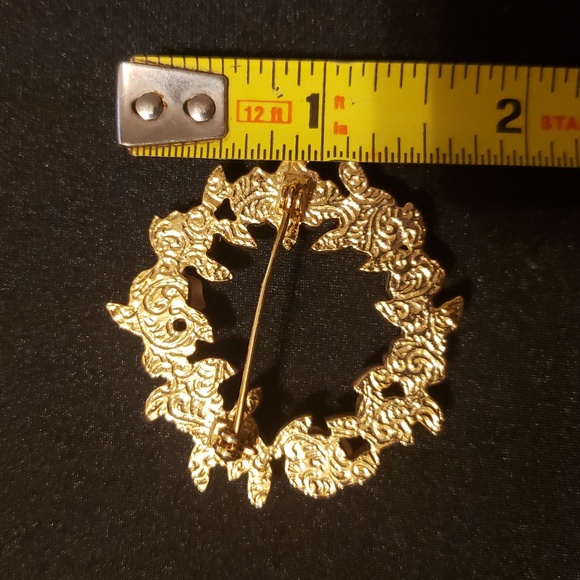 Gold-Tone Pink Porcelain Rose Wreath Brooch. - Picture 6 of 8